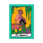 L'image représente une illustration d'un homme barbu portant un costume en utilisant des accessoires magiques sur une table, entouré de végétation et d'éléments ésotériques.