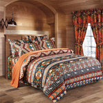 Parure de lit ethnique sur un lit king size avec décoration bohème