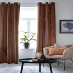 Rideaux élégants de couleur marron apportant une touche chaleureuse à un salon moderne, avec un fauteuil beige confortable et une table basse design, idéal pour créer une atmosphère accueillante et sophistiquée. Accents de décoration naturelle avec une plante verte et un tableau artistique, parfaits pour enrichir votre espace intérieur.