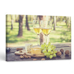 Un tableau de vin blanc, de fromage et de raisin, entouré d'une atmosphère rustique dans un paysage naturel.