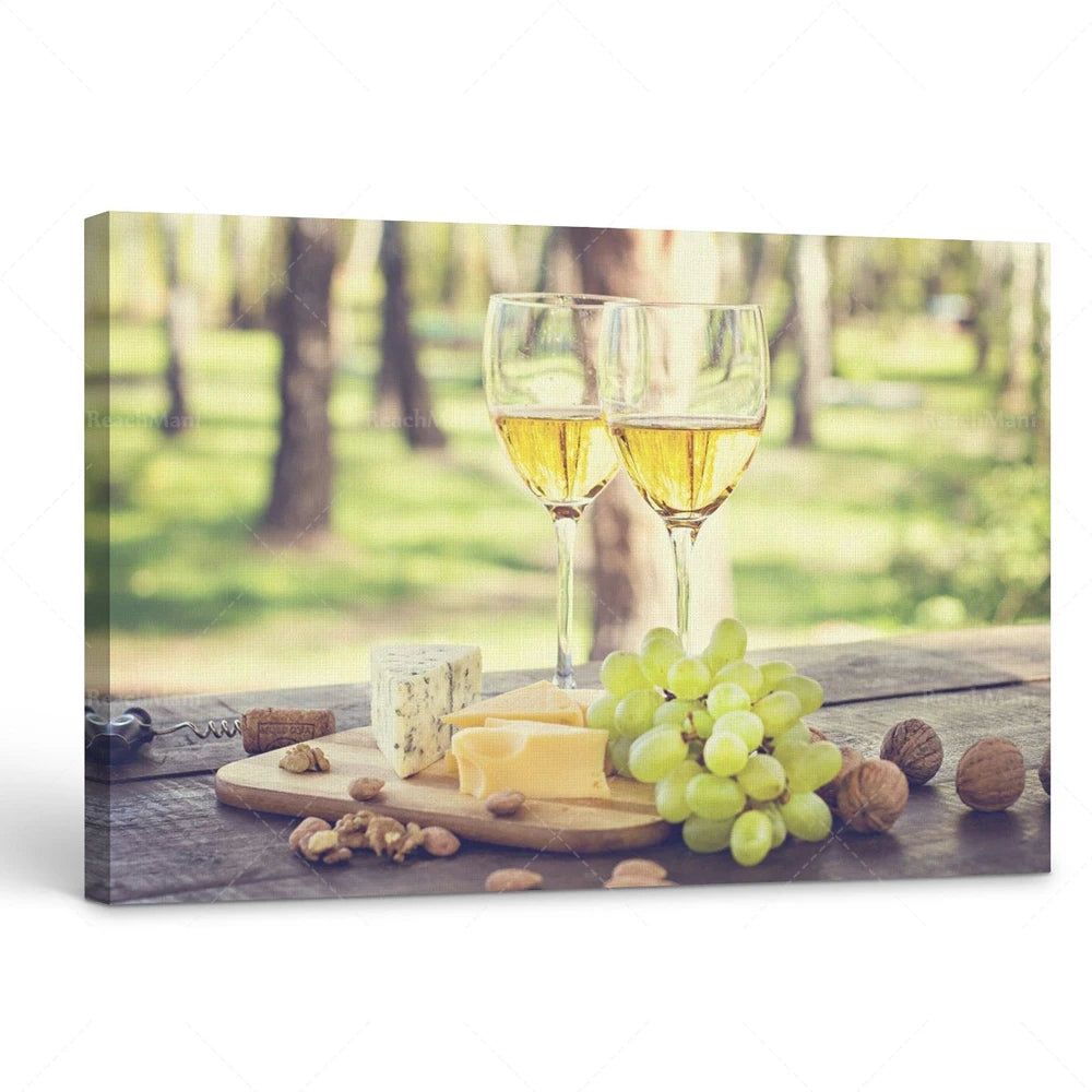 Un tableau de vin blanc, de fromage et de raisin, entouré d'une atmosphère rustique dans un paysage naturel.