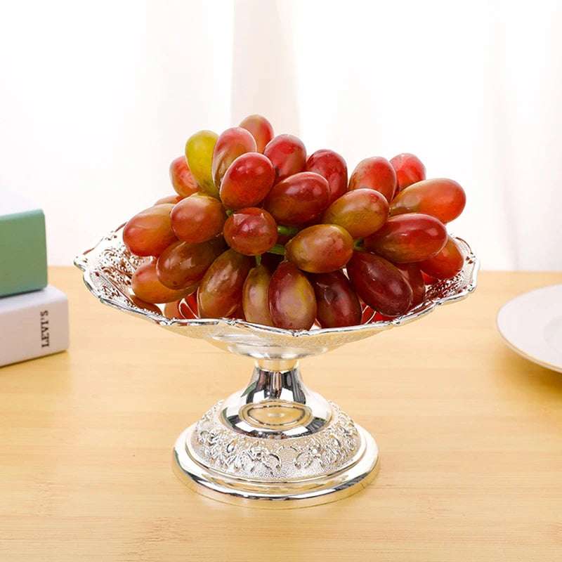 plateau fruits argenté ornements floraux classique décoration festive raisins présentation table bibliothèque élégante