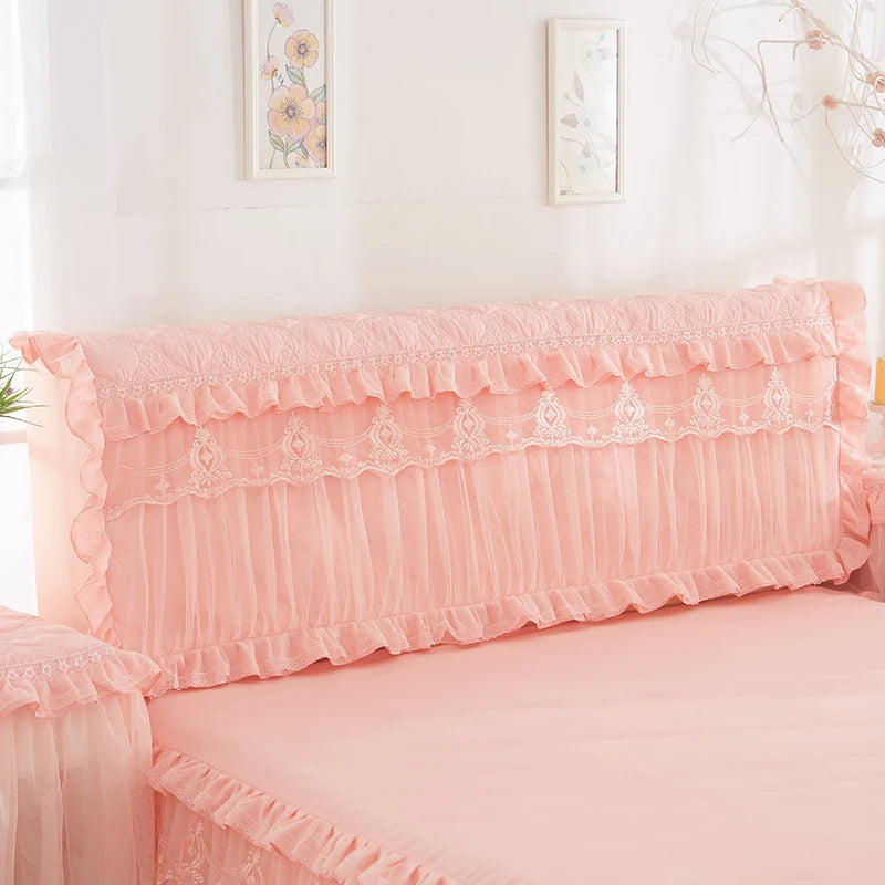 Housse de tête de lit matelassée blanche avec bord en dentelle