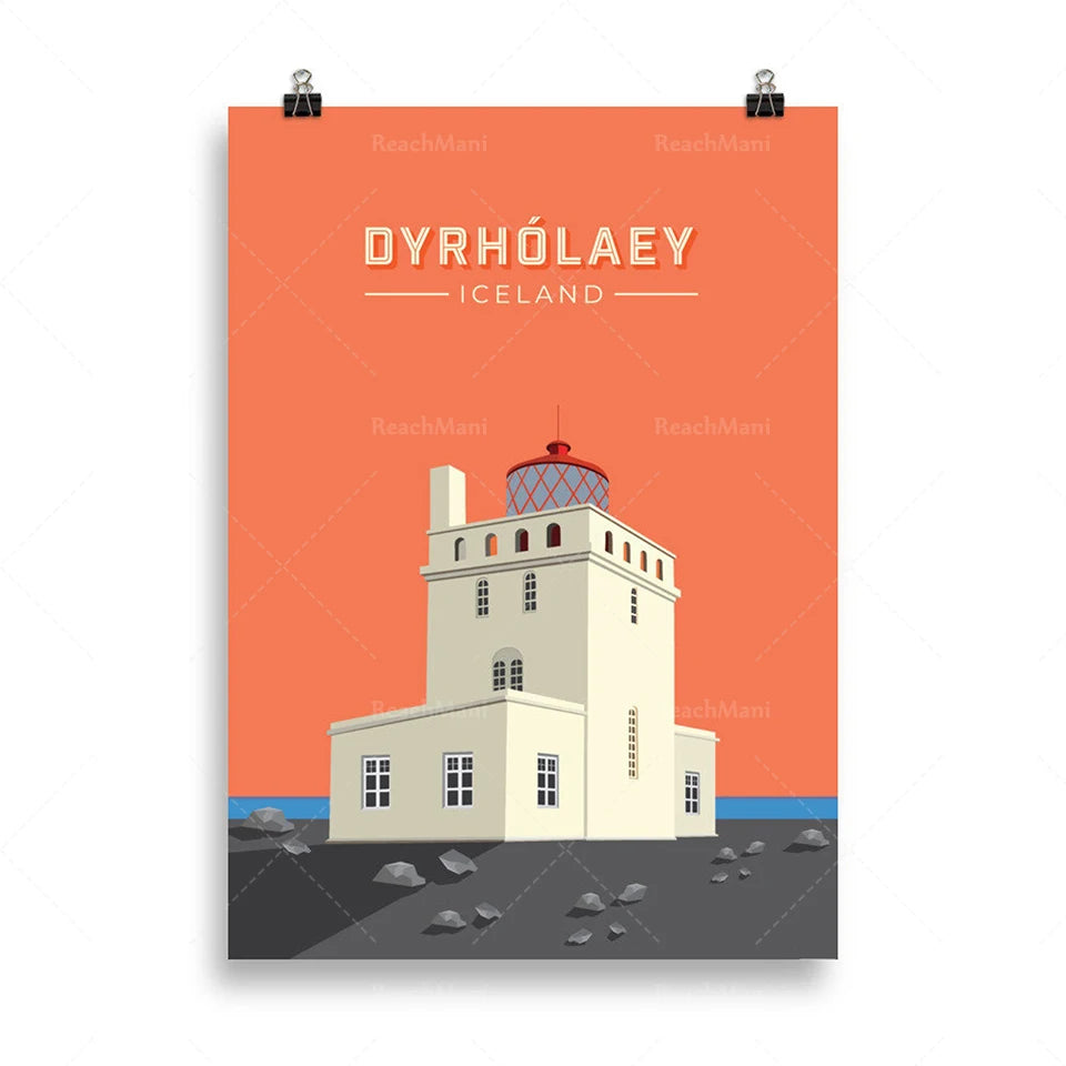 L'image montre un phare emblématique de Dyrholaey, une destination touristique populaire en Islande, avec un bâtiment blanc caractéristique et un toit rouge.