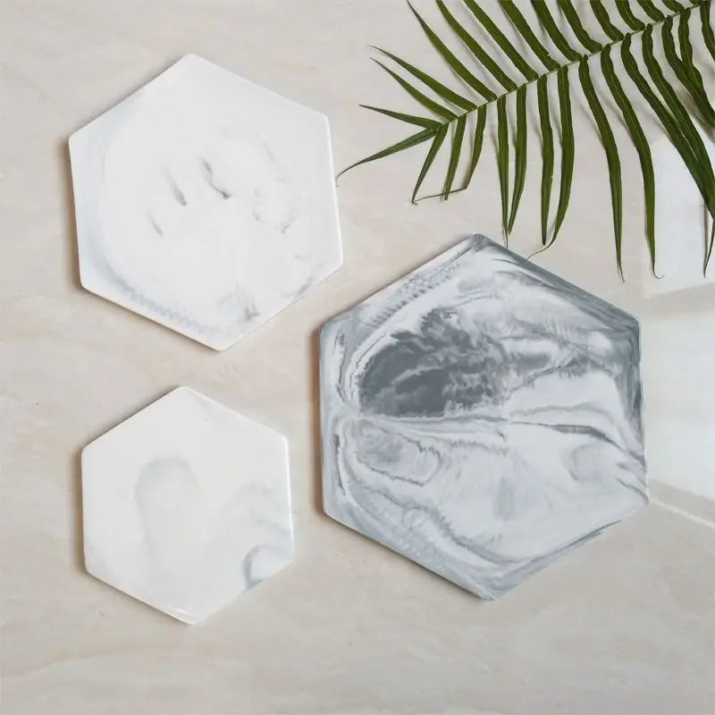 Plateau bleu hexagonal comme élément décoratif moderne