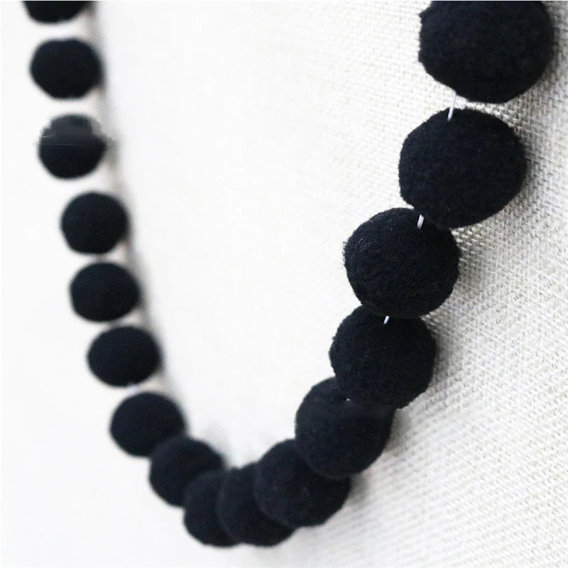 collier créatif coloré boules feutre rouge blanc gris beige jaune anniversaire noël mariage