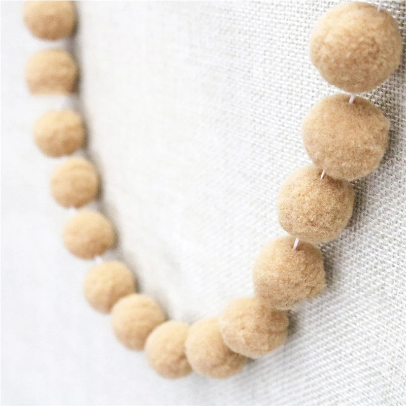 collier créatif coloré boules feutre rouge blanc gris beige jaune anniversaire noël mariage