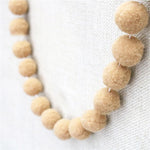 collier créatif coloré boules feutre rouge blanc gris beige jaune anniversaire noël mariage