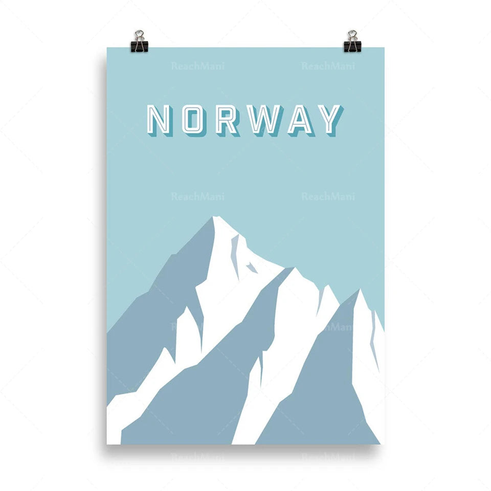 Affiche illustrant le texte "NORWAY" sur un fond bleu clair avec une silhouette de montagnes enneigées.
