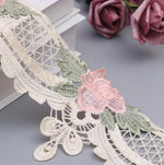 ruban dentelle fleurs roses feuilles vertes classique romantique blanc rose clair vert pastel