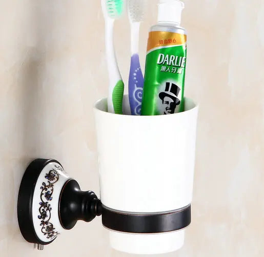 accessoires salle bain noir blanc motif floral classique porte serviettes papier toilette porte savon