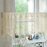 Rideau en fil crocheté beige avec pompons pour salon