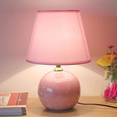 Lampe de chevet en céramique rose nordique sur table de nuit
