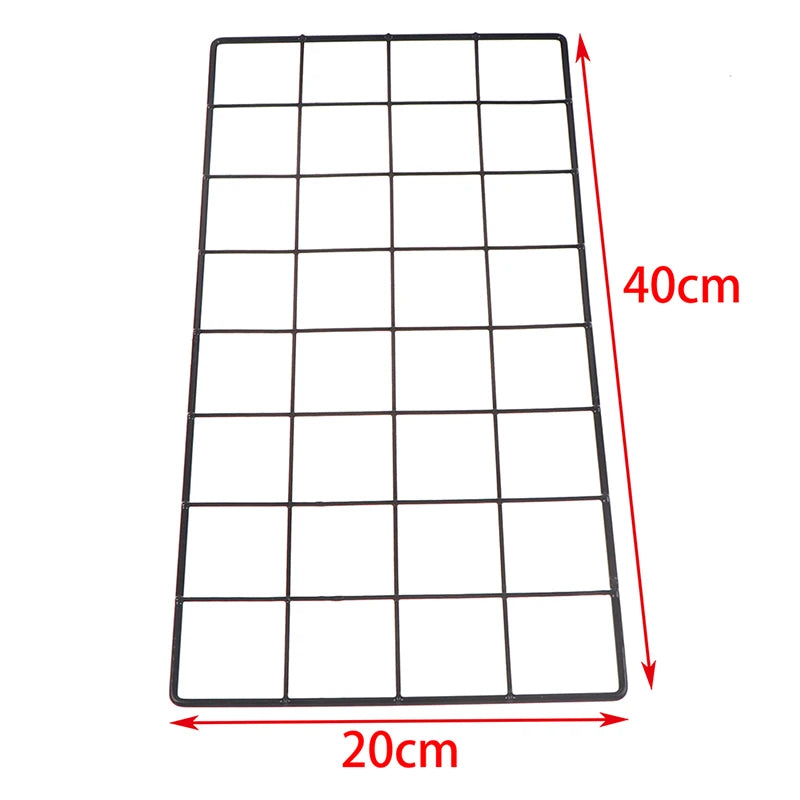 panneau decoratif grille metallique noir blanc minimaliste deco mur photo affiche supportobjetartificialflowersboulesrouges