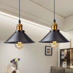 Suspension luminaire rétro industrielle au-dessus d'une table