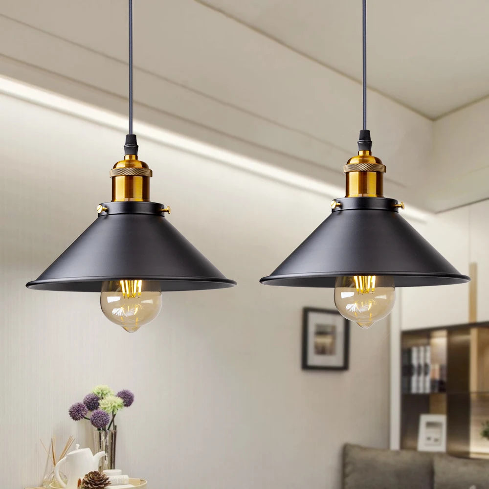 Suspension luminaire rétro industrielle au-dessus d'une table
