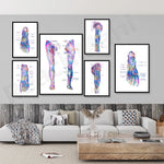 Ces images anatomiques colorées et détaillées des pieds et des jambes offrent une représentation unique et artistique de la structure et de la fonction du système musculo-squelettique.