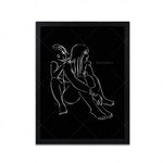 Une silhouette féminine abstraite en noir et blanc, avec un cadre élégant, représentant une image de calme et de contemplation.