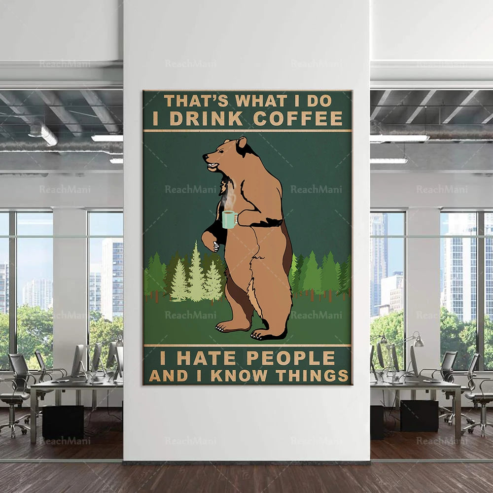 L'image montre un ours brun debout dans un paysage forestier, avec un café à la main. Le texte affirme que boire du café est ce qu'il fait et qu'il n'aime pas les gens mais sait des choses.