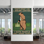L'image montre un ours brun debout dans un paysage forestier, avec un café à la main. Le texte affirme que boire du café est ce qu'il fait et qu'il n'aime pas les gens mais sait des choses.