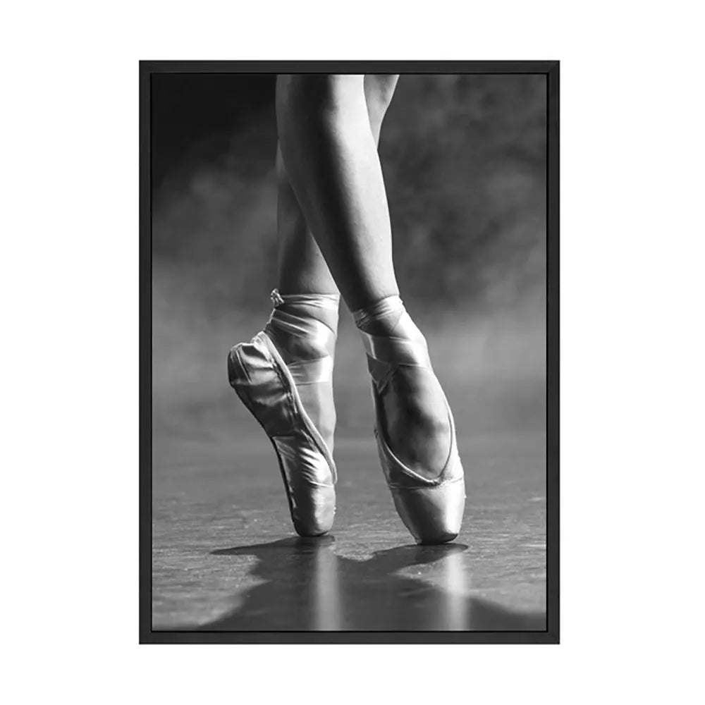 Une image monochrome de jambes de danseur en pointe, révélant la grâce et la force du mouvement.