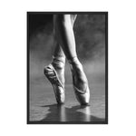 Une image monochrome de jambes de danseur en pointe, révélant la grâce et la force du mouvement.
