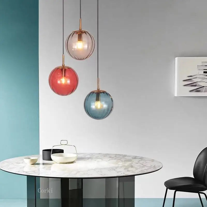lumière suspendue verre texturé bleu rouge moderne minimaliste semi transparent filaire