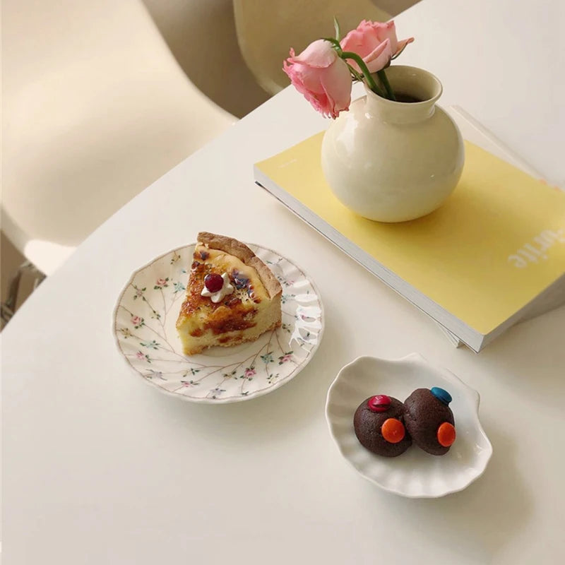 assiettes blanches modernes céramique lisses rangement présentation alimentaire set tailles différentes