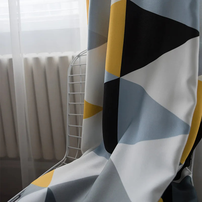 Rideau moderne avec motifs géométriques jaunes, noirs, blancs et gris, idéal pour ajouter une touche contemporaine à votre intérieur. Parfait pour le salon ou la chambre, ce rideau apporte élégance et style à votre décoration. Sa conception unique permet de filtrer la lumière tout en ajoutant une touche artistique à l’espace.