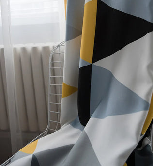 Rideau moderne avec motifs géométriques jaunes, noirs, blancs et gris, idéal pour ajouter une touche contemporaine à votre intérieur. Parfait pour le salon ou la chambre, ce rideau apporte élégance et style à votre décoration. Sa conception unique permet de filtrer la lumière tout en ajoutant une touche artistique à l’espace.