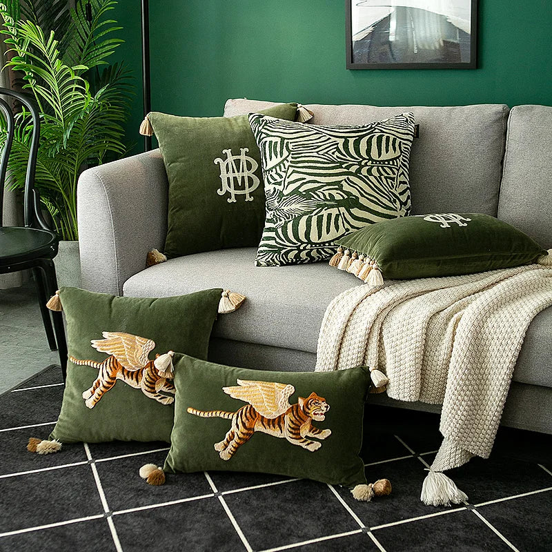 coussin carré vert foncé monogramme blanc velours tassel beige moderne brodé environnemental taie d'oreiller