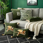 coussin carré vert foncé monogramme blanc velours tassel beige moderne brodé environnemental taie d'oreiller
