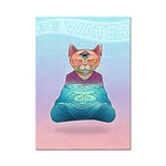 Un chat méditatif assis en position de lotus, entouré d'eau et de texte "be water", symbolisant une connexion spirituelle et un lien avec l'élément aquatique.