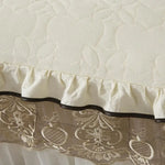 Jupe de lit beige avec oreillers