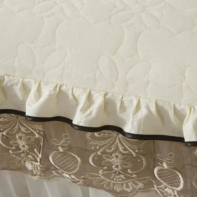 Jupe de lit beige avec oreillers