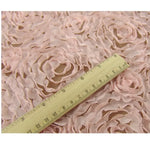 tissu mousseline rose motif fleuri romantique transparent délicat floral soie semi transparent scène