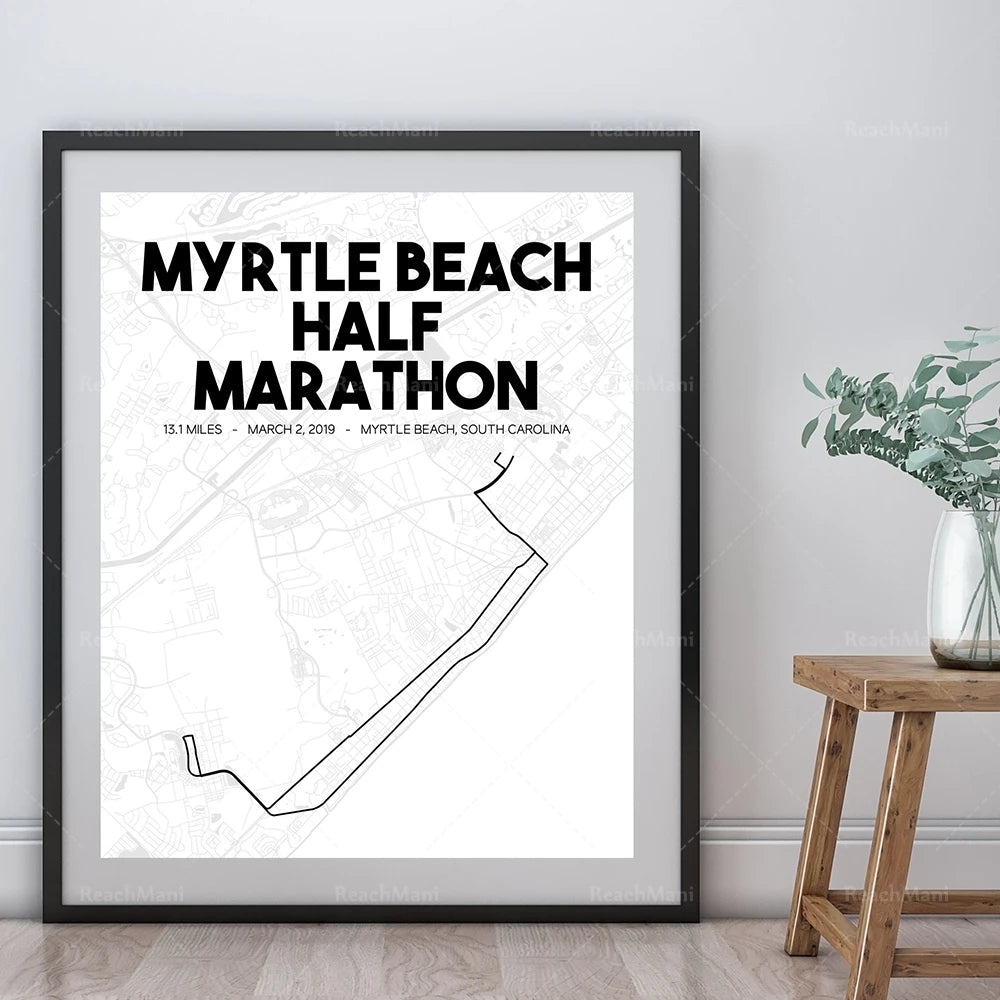 Un poster de la course de demi-marathon de Myrtle Beach, montrant un plan de la ville et les détails de l'événement.