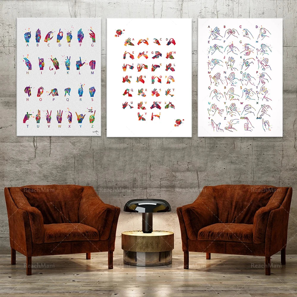Cette image présente trois affiches colorées sur un mur gris, représentant un alphabet gestuel de la langue des signes, avec des symboles et des gestes des mains. Deux fauteuils en cuir marron sont placés devant les affiches, créant une scène d'intérieur élégante et contemporaine.