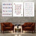 Cette image présente trois affiches colorées sur un mur gris, représentant un alphabet gestuel de la langue des signes, avec des symboles et des gestes des mains. Deux fauteuils en cuir marron sont placés devant les affiches, créant une scène d'intérieur élégante et contemporaine.