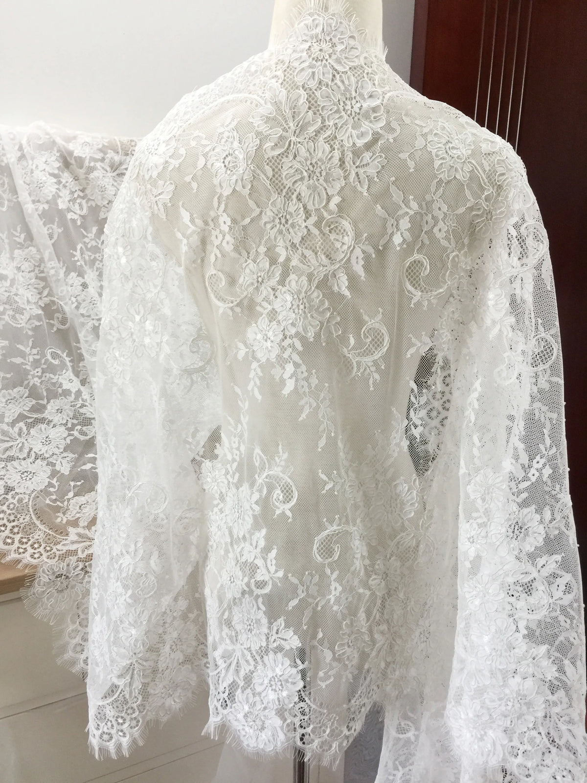 tissu dentelle organza blanc motifs floraux bordure festonnée romantique transparent 70cm large écologique soluble