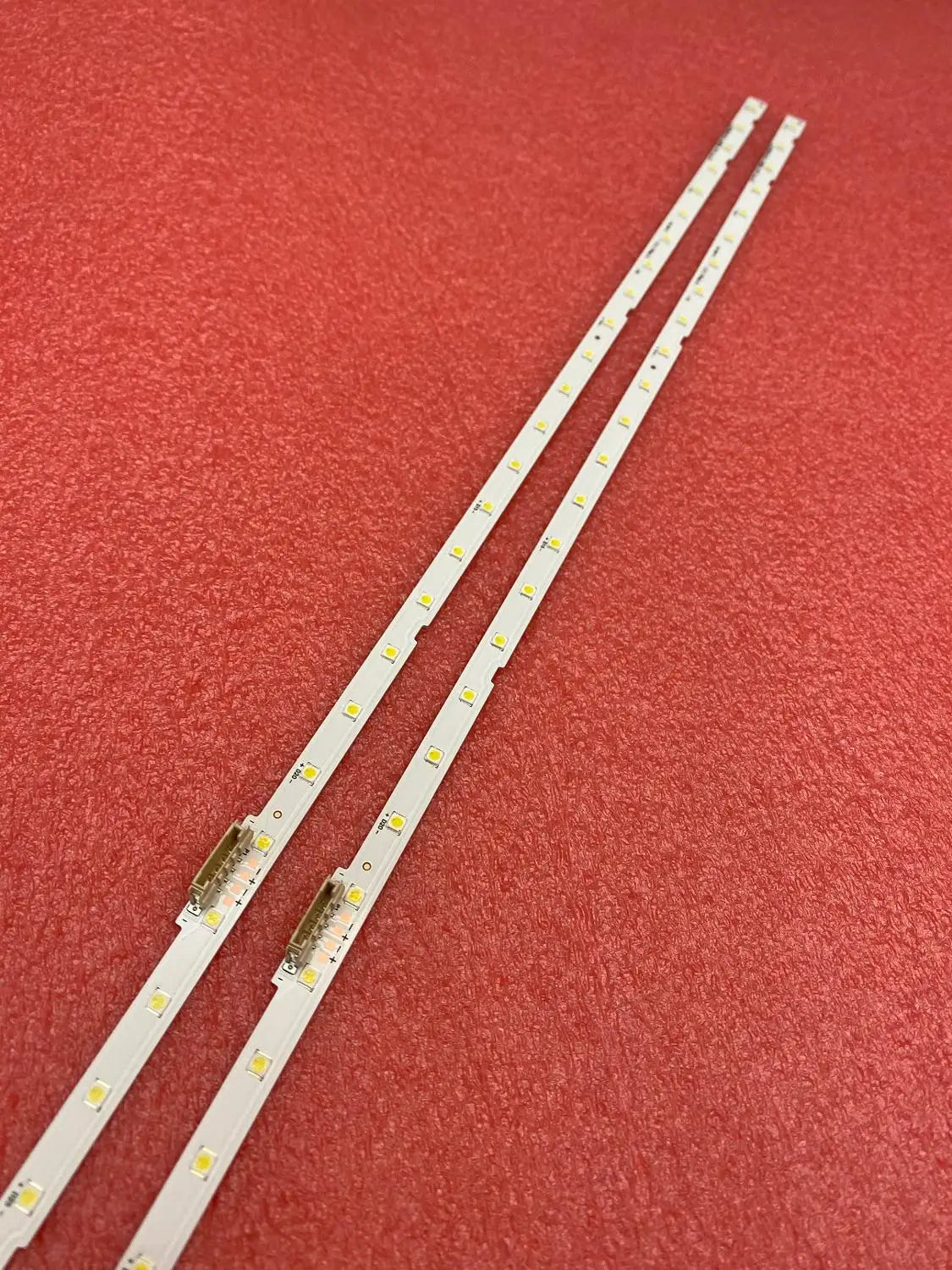 ruban led blanc adhésif moderne points lumineux jaunes espacés connecteur aluminium blanc fixations inclusées
