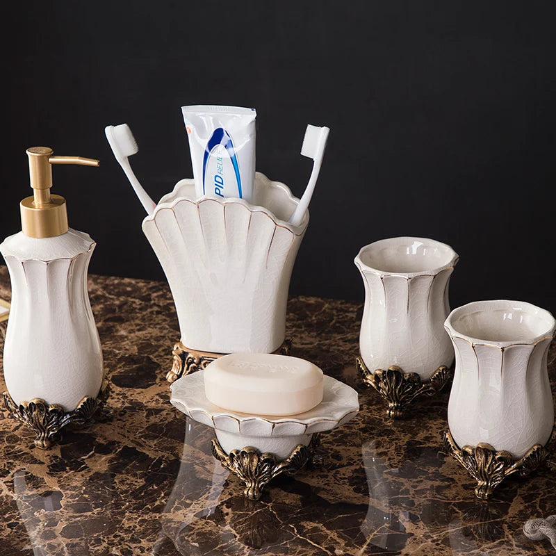 ensemble salle bain blanc élégant céramique ornements dorés distributeur savon tasse support plateau