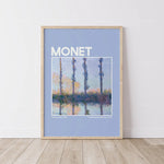 L'image représente une toile de Monet intitulée "Les Quatre Arbres", exposée au Metropolitan Museum of Art. Le tableau montre quatre arbres élancés se reflétant dans l'eau, avec un ciel clair en arrière-plan.