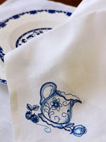 Serviette lin blanc brodée bleu