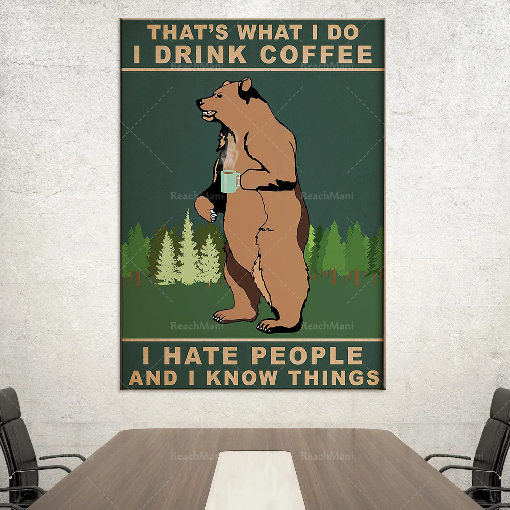 Un ours brun est représenté tenant une tasse de café sur un arrière-plan verdoyant. Le texte indique que boire du café est ce que l'ours fait et qu'il déteste les gens et sait des choses.