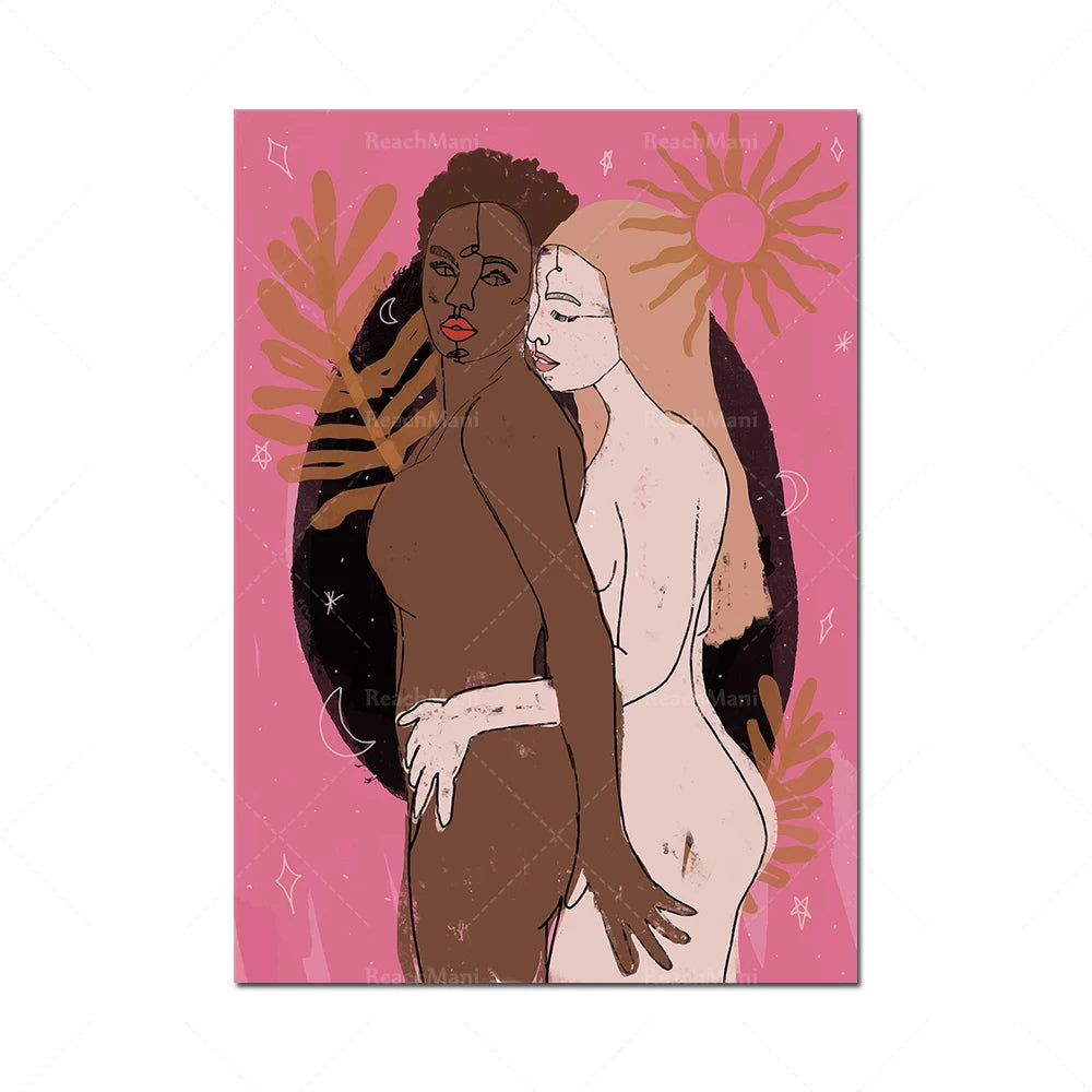 Deux femmes aux corps nus, enlacées dans un décor de fleurs et de symboles magiques, sur un fond rose.