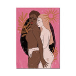 Deux femmes aux corps nus, enlacées dans un décor de fleurs et de symboles magiques, sur un fond rose.