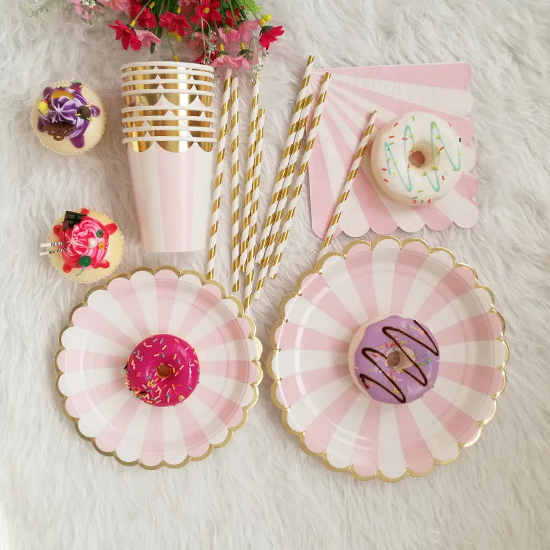 assiettes rayées rose gobelets serviettes pailles fête anniversaire mariage révélation sexe decorative