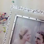 Détail du motif perle imitation sur cadre photo gris clair