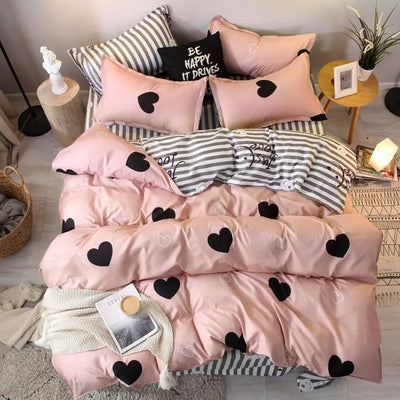 Parure de lit rose imprimée Super King 4 pièces sur un lit